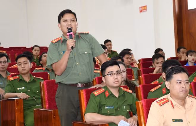 Đoàn viên thanh niên Công an tỉnh, đặt câu hỏi tại buổi đối thoại.