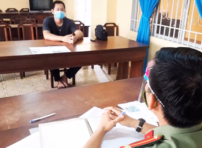 Cán bộ Phòng An ninh chính trị nội bộ làm việc với chủ tài khoản đăng tin xuyên tạc.