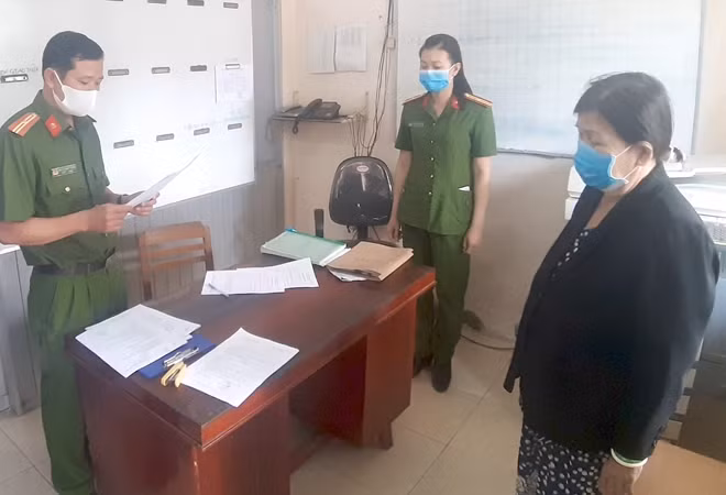 Cơ quan điều tra tống đạt quyết định khởi tố bị can.