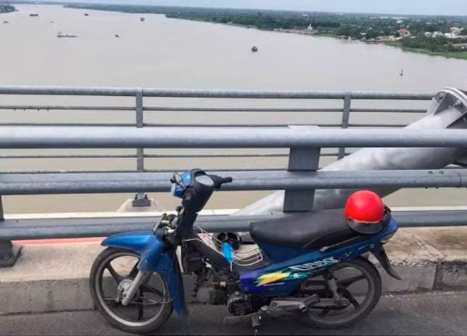 Xe máy nạn nhân được tìm thấy trên cầu Cao Lãnh.