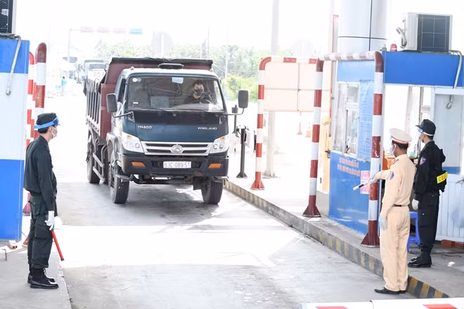 Người dân khi vào tỉnh Trà Vinh phải xuất trình kết quả xét nghiệm âm tính với SARS-CoV-2 hoặc test nhanh kháng nguyên có giá trị trong vòng 5 ngày.