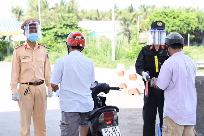 Lực lượng Công an kiểm tra các loại giấy tờ có liên quan đối với người vào tỉnh Trà Vinh.