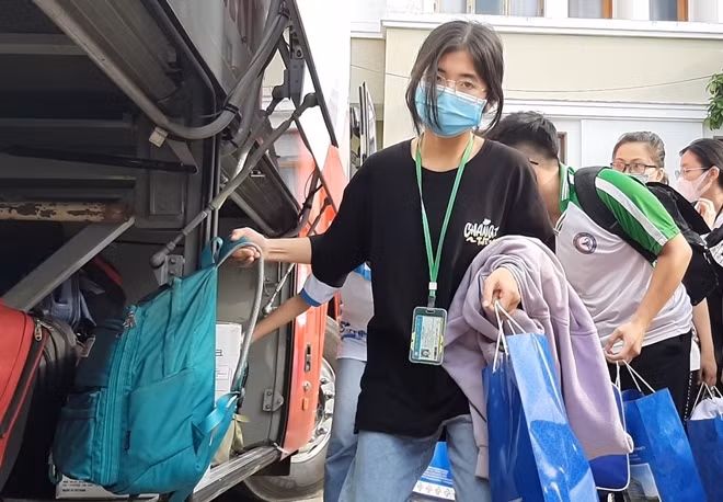 Sinh viên trường Đại học Y dược TP Cần Thơ được chi viện cho Vĩnh Long.