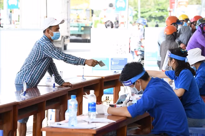 Người dân khai báo y tế tại chốt kiểm soát.