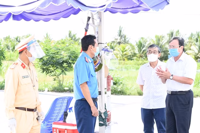 Ông Lê Văn Hẳn, Chủ tịch UBND tỉnh Trà Vinh kiểm tra và chỉ đạo tại Chốt kiểm tra y tế cầu Cổ Chiên.