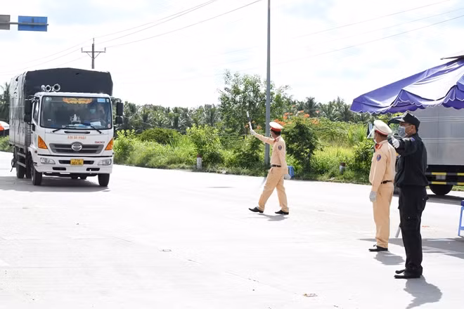 Cảnh sát giao thông và Cảnh sát cơ động Công an tỉnh điều tiết giao thông.