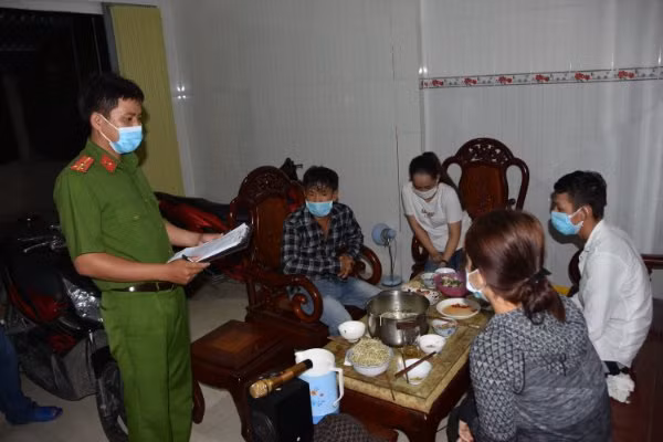 Nhóm thanh niên tụ tập ăn nhậu bị lập biên bản vi phạm.