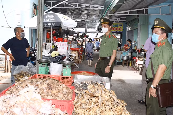 Đoàn công tác kiểm tra tại Chợ Trà Vinh.