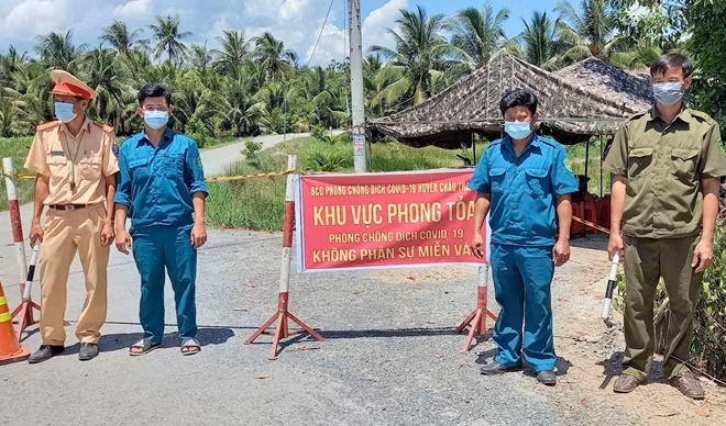 Lượng lượng Công an làm nhiệm vụ tại chốt kiểm soát, phong tỏa khu dân cư ở Trà Vinh.