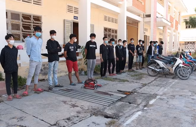 Nhóm thanh thiếu niên cùng tang vật bị tạm giữ.