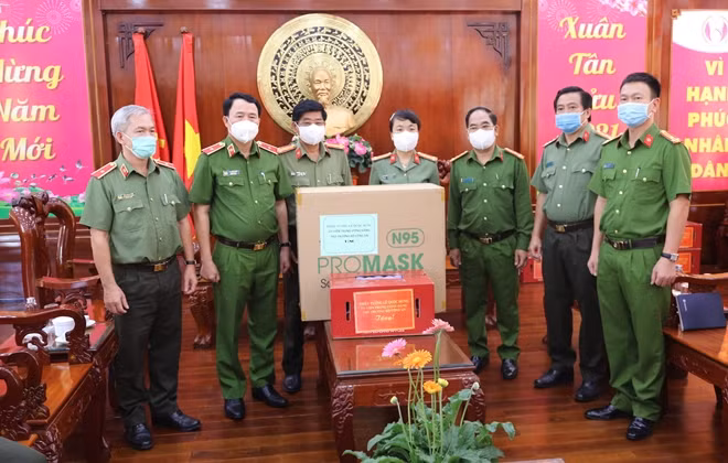 Thiếu tướng Lê Quốc Hùng đã trao tặng 3.000 khẩu trang và một số nhu yếu phẩm khác cho Công an tỉnh Đồng Tháp.