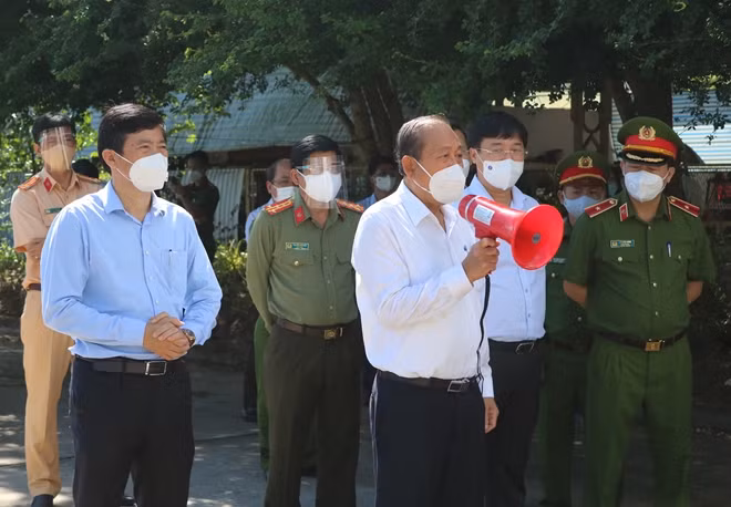 Phó Thủ tướng Thường trực Trương Hòa Bình phát biểu khi đi kiểm tra.