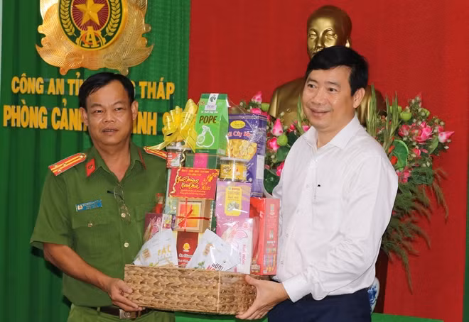 Chủ tịch UBND tỉnh Đồng Tháp thăm, chúc Tết và tặng quà Phòng Cảnh sát hình sự.