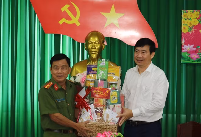 Chủ tịch UBND tỉnh thăm, chúc Tết và tặng quà Phòng Cảnh sát quản lý hành chính về trật tự xã hội.