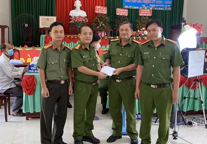 Đại tá Nguyễn Trọng Dũng, Giám đốc Công an tỉnh thưởng đột xuất cho Công an huyện Trà Ôn.