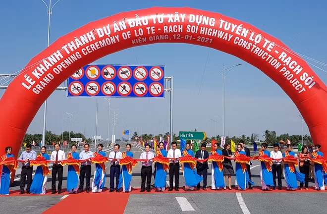 Các đại biểu cắt băng khánh thành tuyến Lộ Tẻ - Rạch Sỏi.