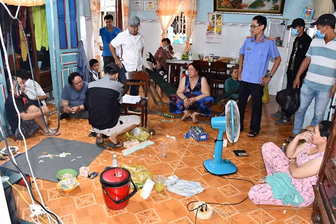 Những người liên quan đến vụ đánh bạc bị lực lượng chức năng bắt quả tang.