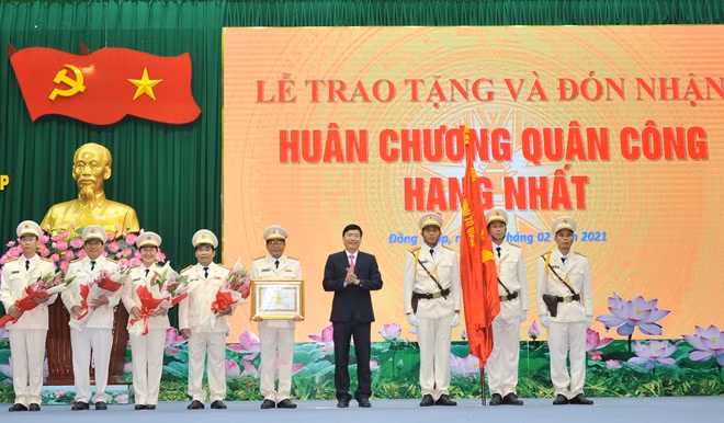 Chủ tịch UBND tỉnh Đồng Tháp Phạm Thiện Nghĩa thừa ủy quyền của Chủ tịch nước trao Huân chương Quân công hạng Nhất cho Công an tỉnh Đồng Tháp.