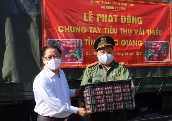 Chủ tịch UBND TP Cần Thơ Trần Việt Trường tại lễ phát động tiêu thụ vải thiều Bắc Giang.