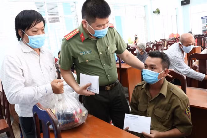 Ông Lưu Quốc Cường, Chủ cơ sở sản xuất dây diện Lập Quyền và Thiếu tá Nguyễn Văn Bình trao quà Tết, thăm hỏi lực lượng Công an viên phụ trách ấp.