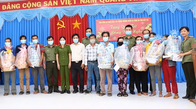 100 phần quà Tết được trao cho người dân ở huyện Mỏ Cày Nam.
