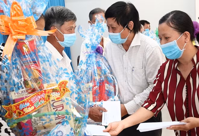 Ông Lưu Quốc Cường cùng lãnh đạo địa phương trao quà Tết cho người dân ở xã Tân Bình (thị xã Cai Lậy).