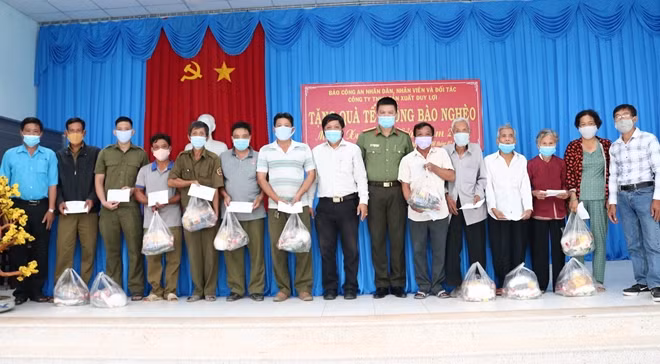 Những phần quà Tết được trao tận tay cho người dân và Công an viên phụ trách ấp có hoàn cảnh khó khăn.