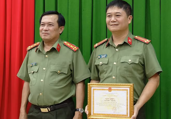 Đại tá Đoàn Minh Lý, Giám đốc Công an tỉnh Vĩnh Long trao khen cho Trung tá Ngô Đức Thắng, Phó giám đốc Công an tỉnh.