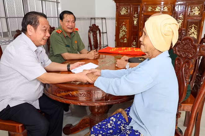 Đồng chí Trần Quốc Trung, Thiếu tướng Nguyễn Văn Thuận, thăm hỏi, chúc Tết và tặng quà cho gia đình chính sách.