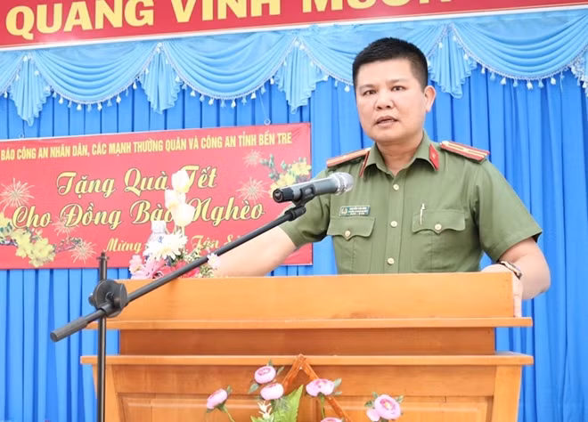 Thiếu tá Nguyễn Văn Bình, Phó trưởng Cơ quan đại diện Báo CAND tại TP Hồ Chí Minh, chia sẻ cùng bà con tại buổi trao quà ở xã Phước Hiệp.