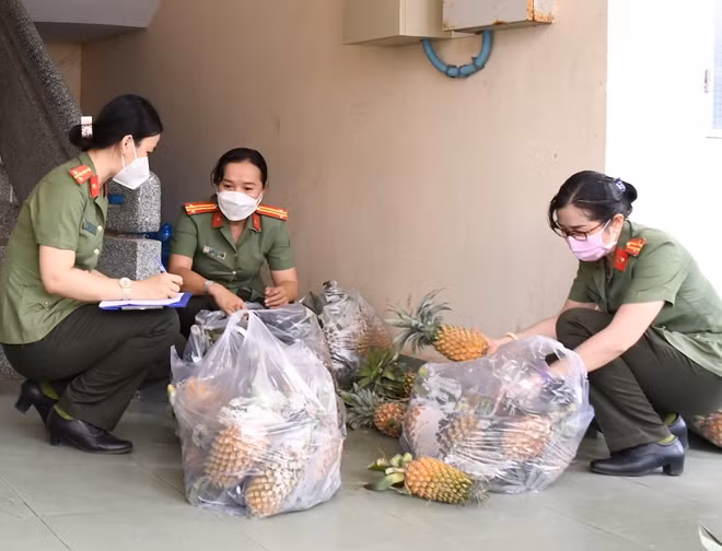 Cán bộ chiến sĩ hỗ trợ tiêu thụ nông sản địa phương, chung tay phòng, chống dịch COVID-19.