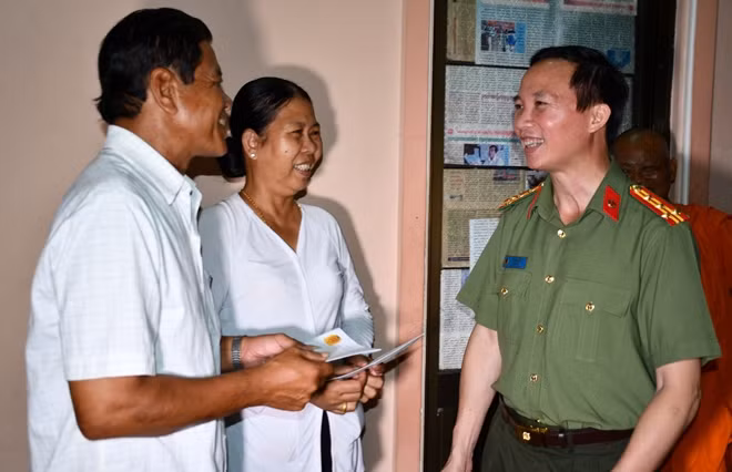 Giám đốc tặng quà cho người dân đến làm CCCD.
