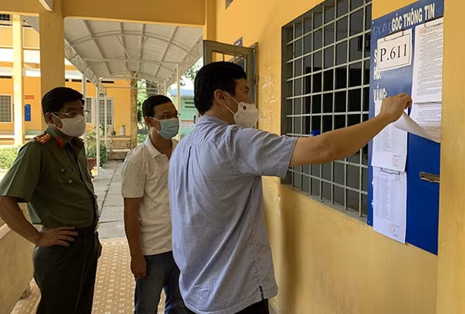 Chủ tịch UBND tỉnh Đồng Tháp Phạm Thiện Nghĩa và Đại tá Nguyễn Văn Hiểu, Giám đốc Công an tỉnh Đồng Tháp, kiểm tra công tác chuẩn bị thi tốt nghiệp.