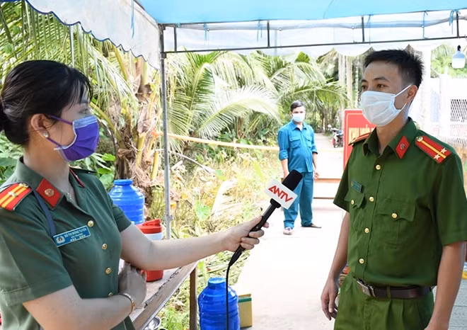 Đội Tuyên truyền Công an tỉnh Trà Vinh ghi nhận và phản ánh công tác chống dịch trên địa bàn, sau khi ghi nhận ca dương tính SARS-CoV-2 ở xã Hùng Hòa.