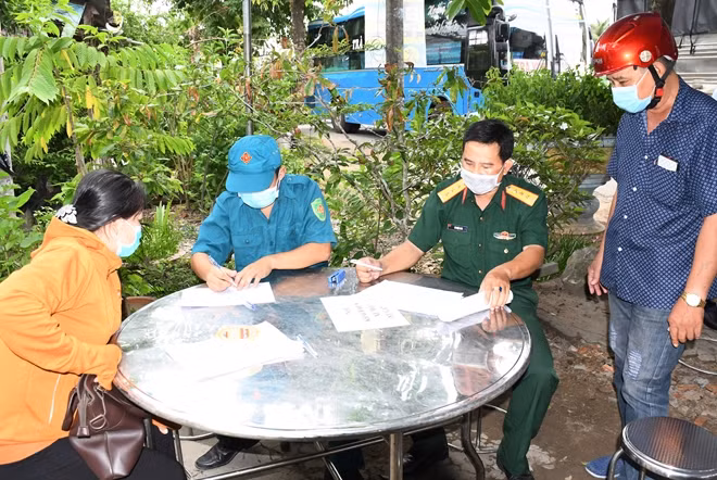 BCĐ phòng, chống dịch bệnh COVID-19 tỉnh Trà Vinh huy động lực lượng Quân sự tham gia tại Chốt kiểm tra y tế.