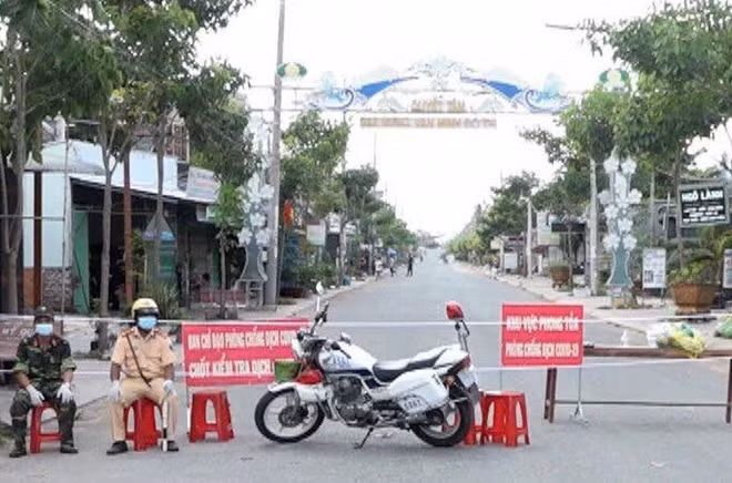 Tỉnh Trà Vinh thiết lập vùng cách ly ở thị trấn Cầu Kè, sau khi phát hiện ca mắc COVID-19.