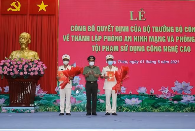 Đại tá Nguyễn Văn Hiểu, Giám đốc Công an tỉnh Đồng Tháp trao quyết định cho lãnh đạo Phòng An ninh mạng và phòng, chống tội phạm sử dụng công nghệ cao.