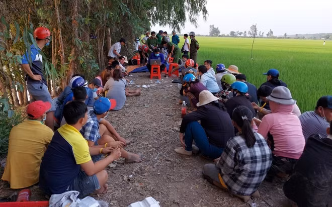 Các đối tượng tham gia đánh bạc bị bắt quả tang.