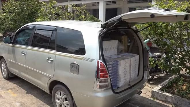 Ôtô vận chuyển 4.000 gói thuốc lá nhập lậu.