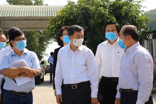 Thứ trưởng Bộ Y tế Trần Văn Thuấn kiểm tra công tác phòng chống dịch COVID-19 tại Đồng Tháp.