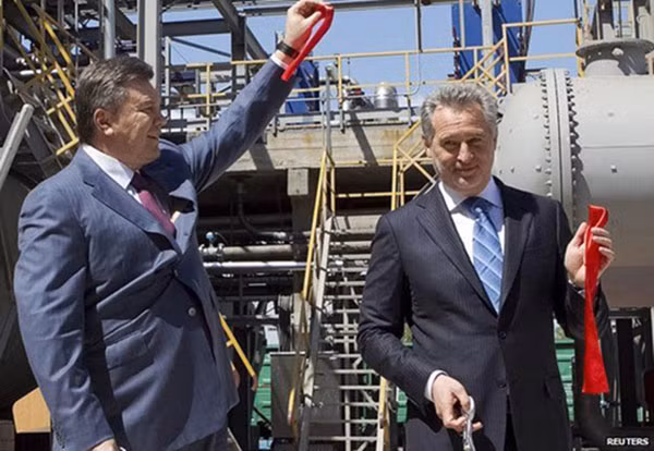 Trùm tài phiệt Dmytro Firtash (phải) - là người hậu thuẫn tài chính số 1 cho ứng viên Yanukovych trong chiến dịch tranh cử tổng thống năm 2010.