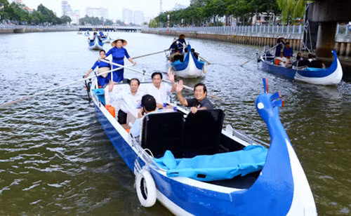 Thuyền chở khách du lịch trên kênh Nhiêu Lộc - Thị Nghè. Thuyền chở khách du lịch trên kênh Nhiêu Lộc - Thị Nghè.