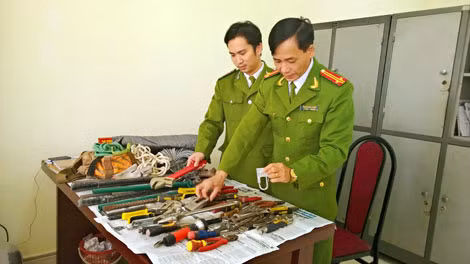 Công an phường Thượng Lý thu giữ hung khí, tang vật .