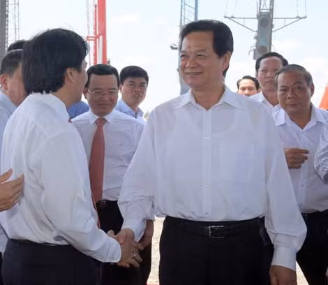 Thủ tướng Nguyễn Tấn Dũng cùng các đại biểu tham dự lễ khởi công xây dựng Nhà máy Nhiệt điện Sông Hậu 1.