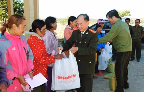 Đại tạ Trần Kim Thẩm, Phó Tổng biên tập Báo CAND trao quà tặng bà con.