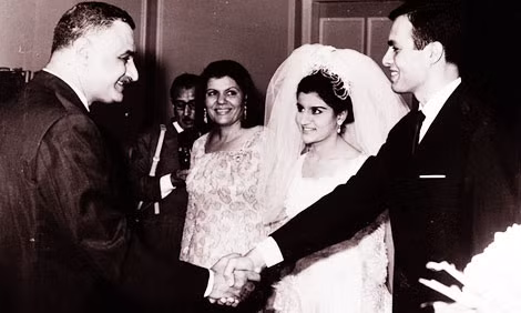 Đám cưới của Ashraf Marwan với Mona Nasser năm 1966. Tổng thống Gamal Abdel Nasser đứng bên trái bắt tay chàng rể.