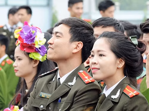 Những ánh mắt chăm chú dõi theo từ hàng ghế khán giả.