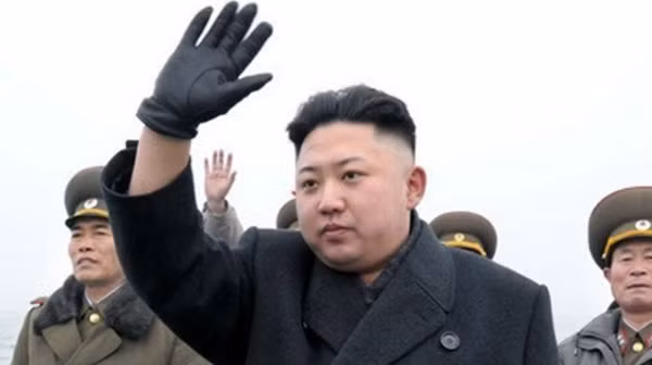 Ông Kim Jong Un đã chụp ảnh lưu niệm với các quan chức quân đội cấp cao trong chuyến thăm đặc biệt ngày 9-1.