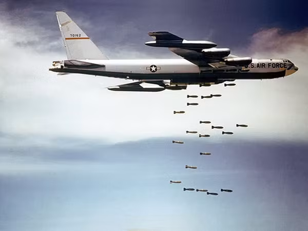 Máy bay ném bom B-52.