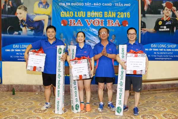 Đại tá Đặng Văn Lân, Phó tổng biên tập Báo CAND thay mặt BTC trao giải Nhất cho đội Báo CAND.